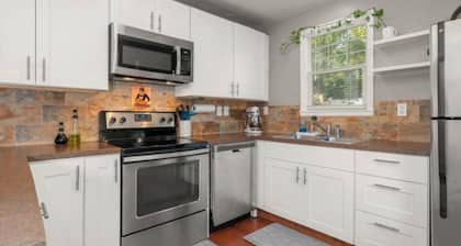 Ponderosa patio with AC, WiFi, mins from airport, downtown & arboretum