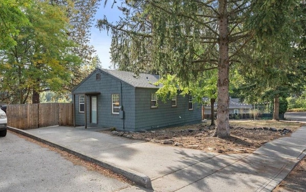 Exterior - Ponderosa patio with AC, WiFi, mins from airport, downtown & arboretum (Spokane)