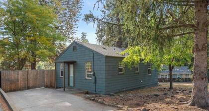 Ponderosa patio with AC, WiFi, mins from airport, downtown & arboretum
