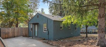 Ponderosa patio with AC, WiFi, mins from airport, downtown & arboretum