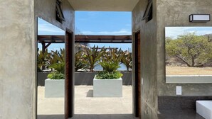 Un interior moderno con vistas a un jardín ajardinado.