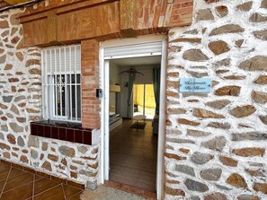 Um edifício de pedra com uma placa que diz "Apartamento Mar Menor".