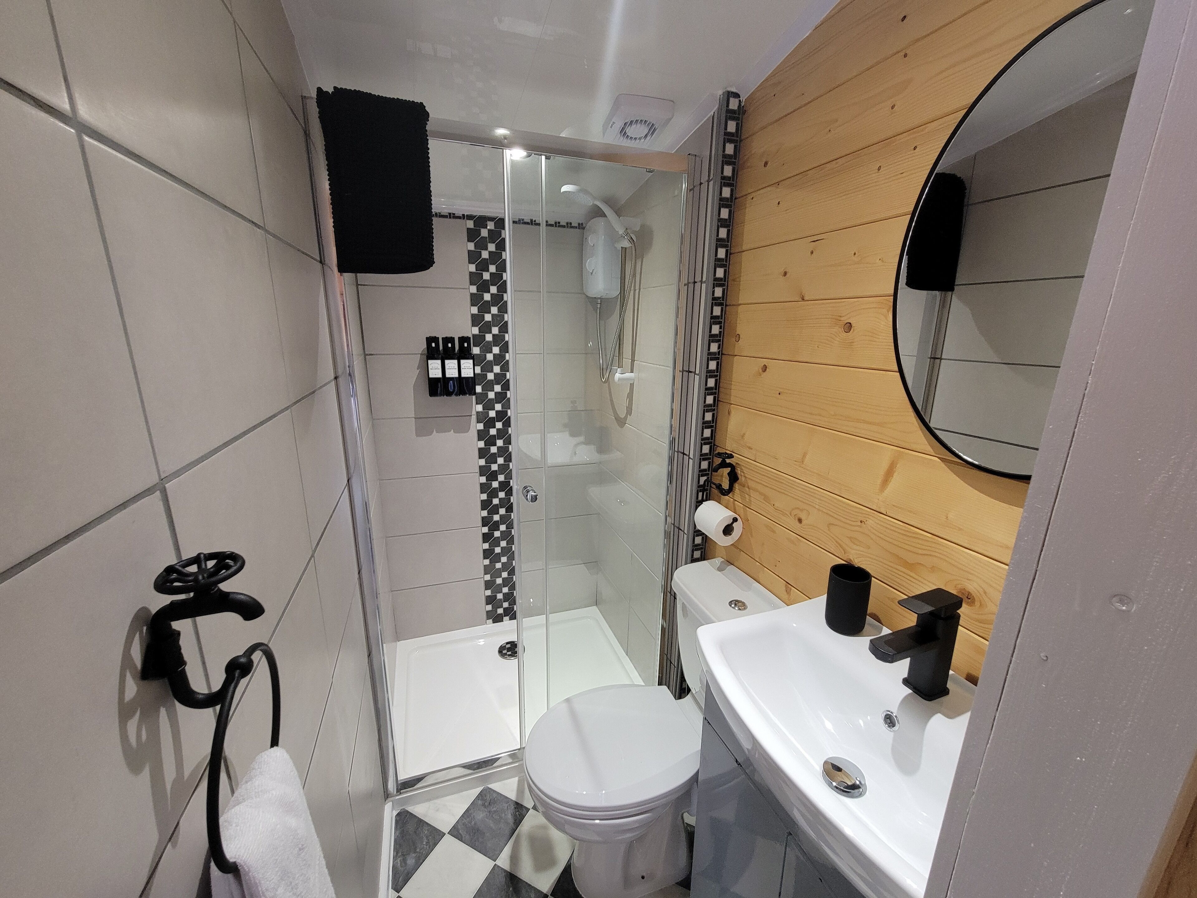 Douche, sèche-cheveux, serviettes fournies