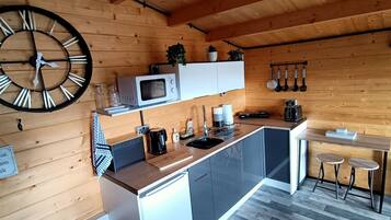 Jääkaappi, mikroaaltouuni, liesi, leivänpaahdin