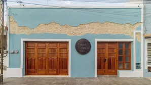 A building with two wooden doors and a sign reading "Casa Tunkul 559 B". - Casa Tunkul (Mérida)