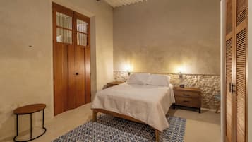 Signature Room, 1 Queen Bed, Non Smoking, Private Bathroom | 1 bedroom, free WiFi, bed sheets