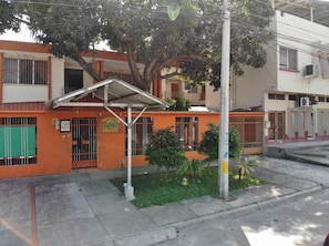Exterior - First bacpackers place a very cozzy hostel hotel in San Pedro Sula with AC, WiFi (San Pedro Sula)