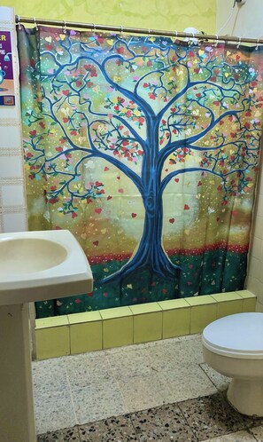 Shower, towels, soap, shampoo - First bacpackers place a very cozzy hostel hotel in San Pedro Sula with AC, WiFi (San Pedro Sula)