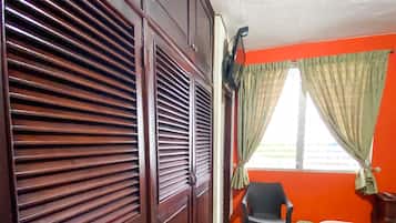 1 dormitorio, caja fuerte, tabla de planchar con plancha y wifi