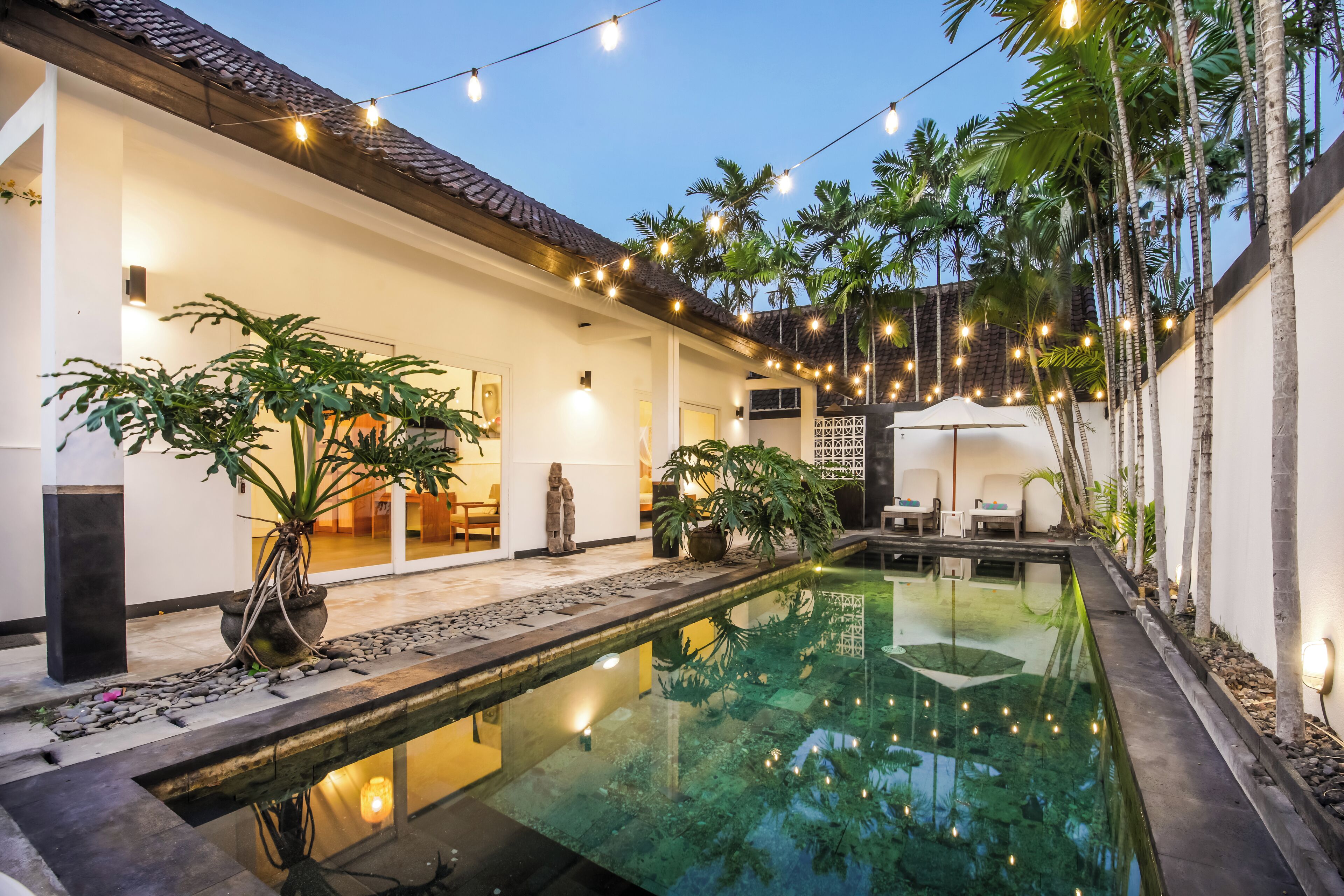 Outdoor pool, pool umbrellas, sun loungers