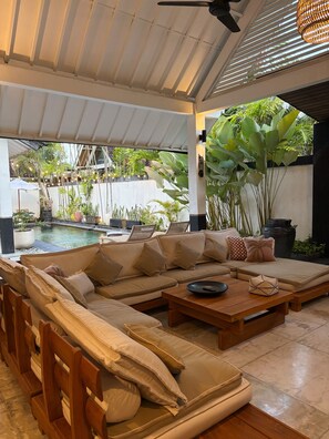 Vila, vista para a piscina | Área de estar | Smart TV 65 polegadas com canais via satélite, Netflix