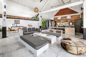 TV connectée de 65 pouces avec chaînes par satellite, Netflix