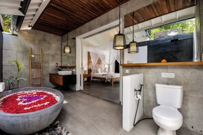 Separate tub and shower, towels, soap, shampoo - Villa Zebra (Seminyak)