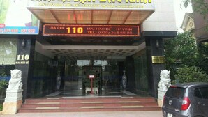 The entrance of Khách Sạn Bạch Kinh with a digital sign displaying room numbers and contact information. - Bac Kinh Hotel Vinh - by BAY LUXURY (Vinh Phu)