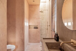 Shower, pengering rambut, handuk, dan sabun