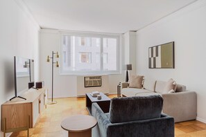 TV, stereo - Gorgeous Midtown W 1BR w/ Gym & W/D, near Central Park, by Blueground (New York)