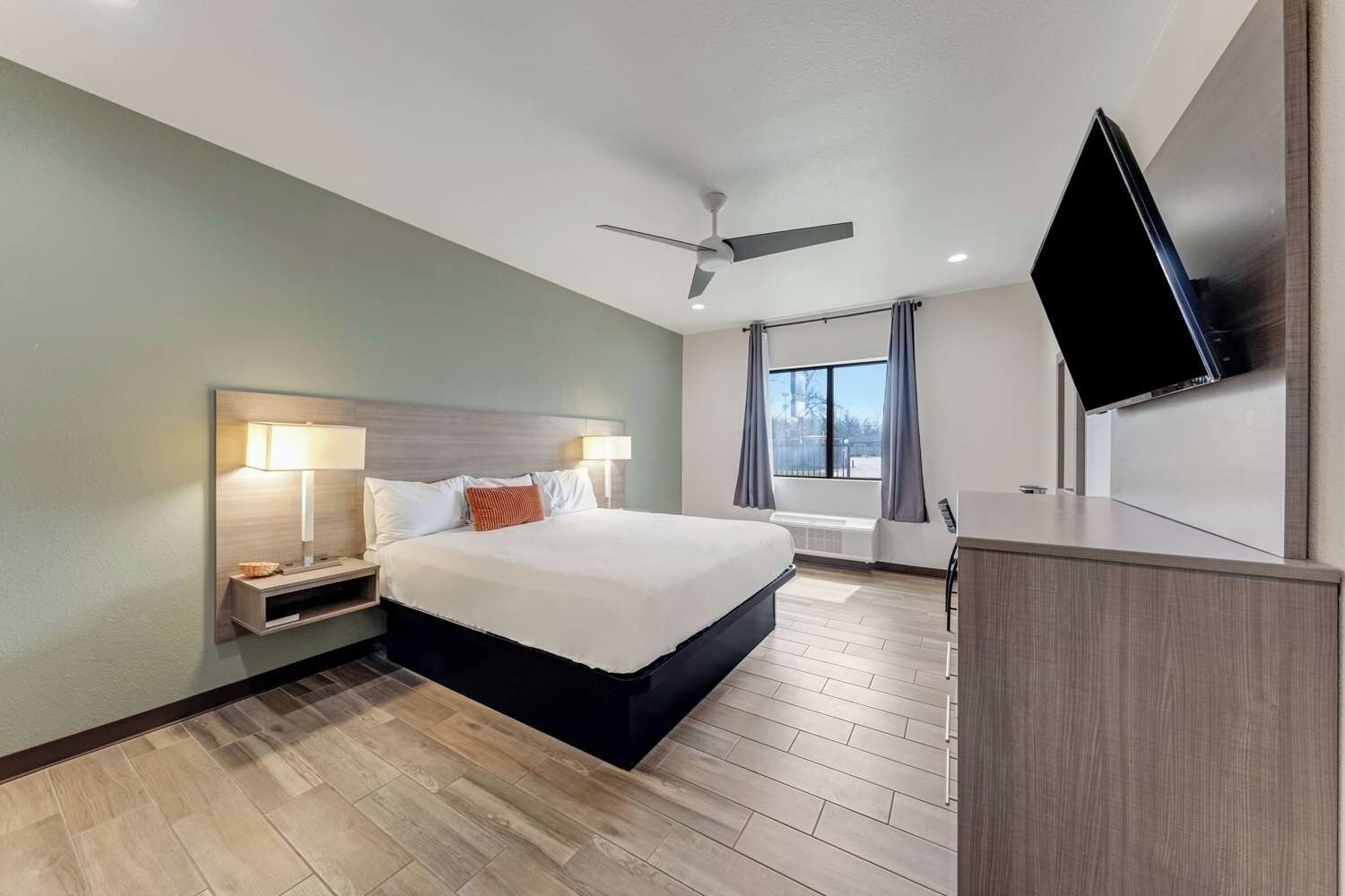 Spacious Room Perfect For Travelers In I-10 & I-35 - Complimentary Breakfast - San Antonio, TX