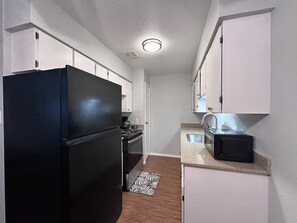 Réfrigérateur, four, plaque de cuisson, cafetière/bouilloire