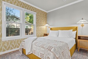 2 slaapkamers, een bureau, een strijkplank/strijkijzer, reisbedje