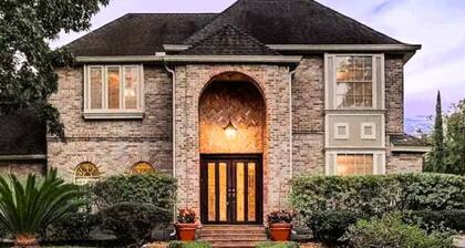 Modern Houston Home Nr Med Center & NRG. Parking, WiFi, Family-Friendly w/ pool