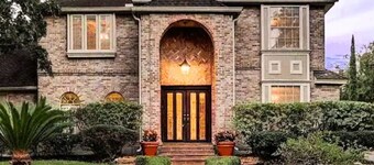 Houston Getaway 6BR with Pool and Wi-Fi