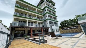 Vista frontal de la propiedad