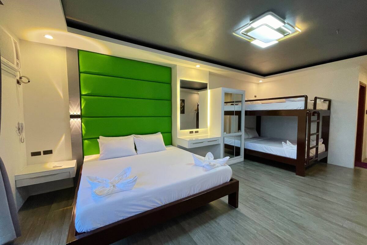 Kamar Keluarga | Meja kerja, tempat tidur lipat/tambahan, dan seprai linen