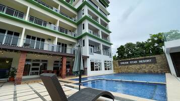 Vista frontal de la propiedad