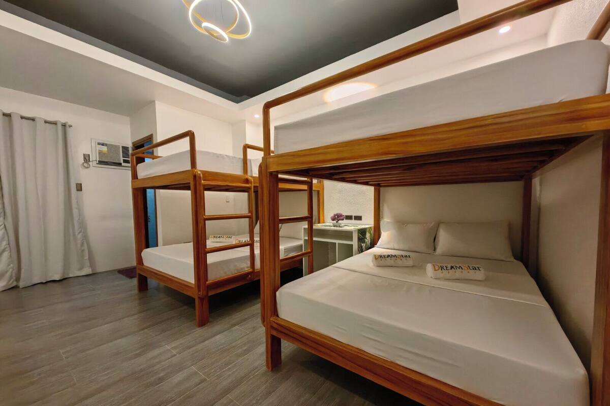 Suite Deluks | Meja kerja, tempat tidur lipat/tambahan, dan seprai linen