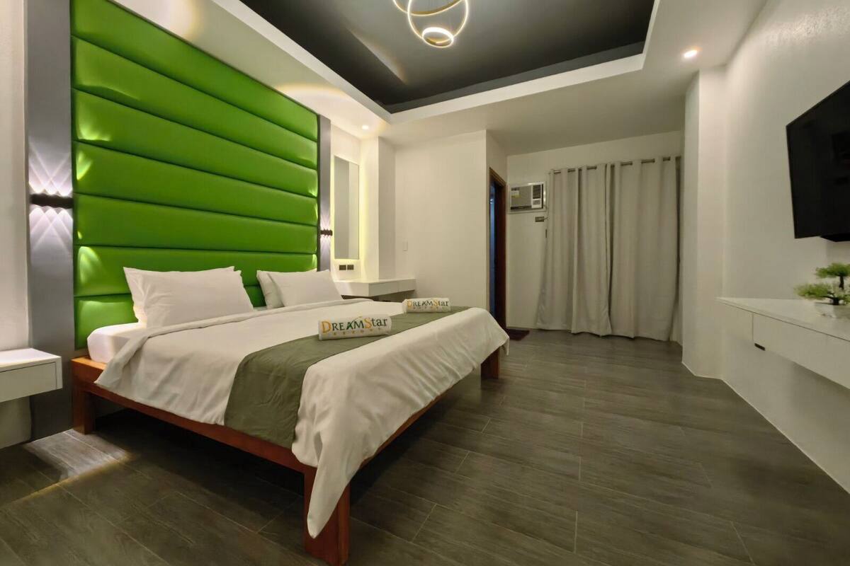 Suite | Meja kerja, tempat tidur lipat/tambahan, dan seprai linen