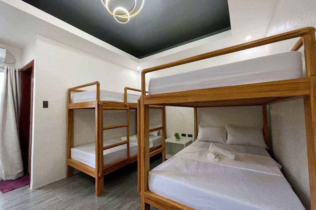 Suite Standar | Meja kerja, tempat tidur lipat/tambahan, dan seprai linen