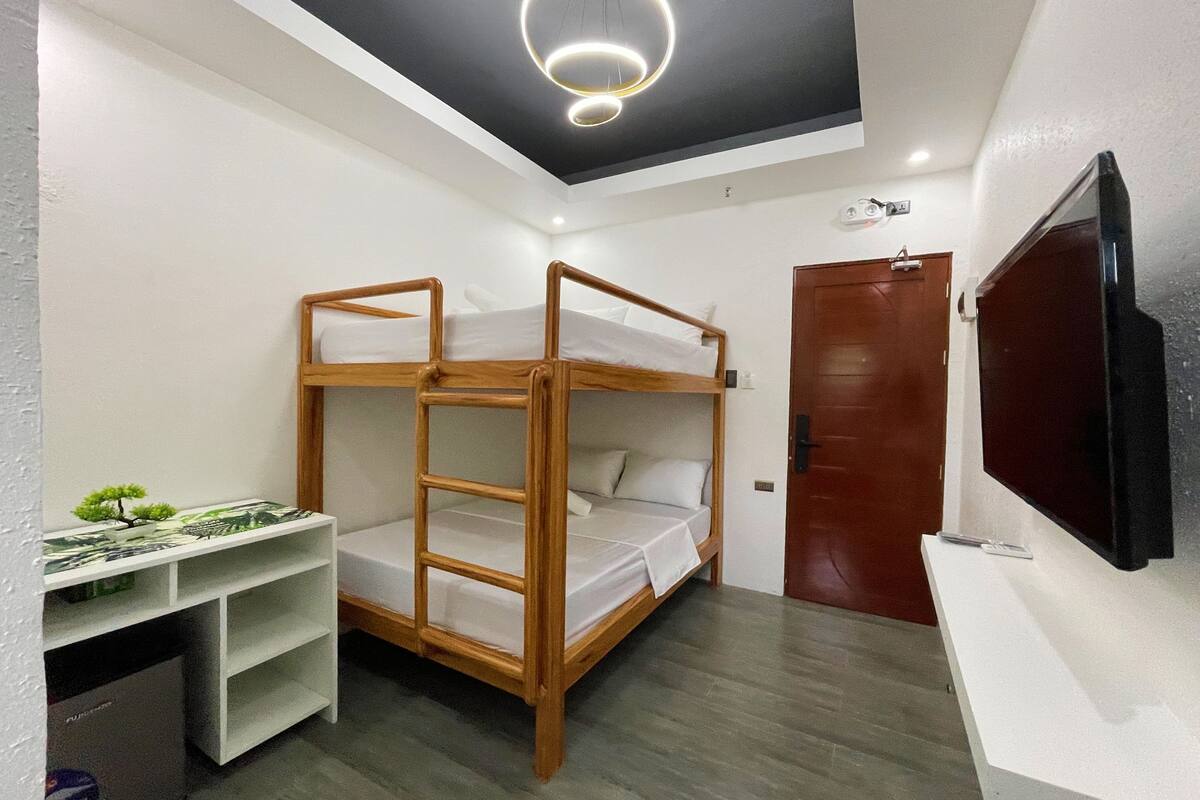 Kamar Quadruple Standar | Meja kerja, tempat tidur lipat/tambahan, dan seprai linen