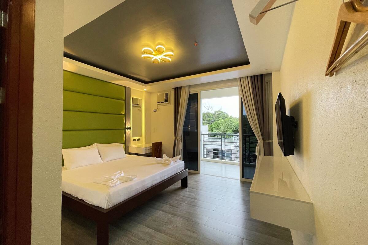 Kamar Deluks | Meja kerja, tempat tidur lipat/tambahan, dan seprai linen