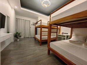 Deluxe-Suite | 1 Schlafzimmer, Schreibtisch, Zustellbetten, Bettwäsche