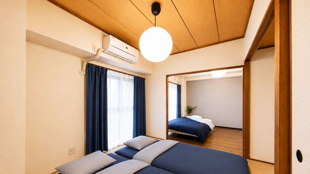 Un dormitorio con una cama, un aire acondicionado, un espejo y una lámpara en el techo.