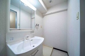 Sèche-cheveux, serviettes fournies, savon, papier toilette