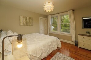 4 bedrooms, iron/ironing board, free WiFi, bed sheets - Hilltop Haven - Walkable to Downtown! (Brevard)