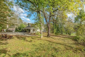 Exterior - Hilltop Haven - Walkable to Downtown! (Brevard)