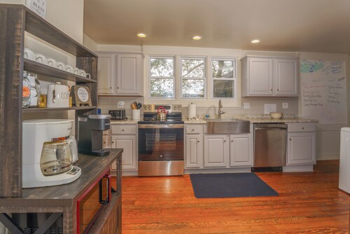 Hilltop Haven - Historic Pet Friendly Cottage in Brevard