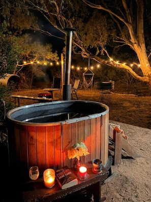 Outdoor spa tub - Hollow Mountain Getaway 2 by Tiny Away (Laharum)