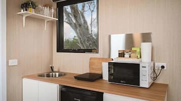 KĂŒhlschrank, Mikrowelle, Herdplatte, Wasserkocher mit Kaffee-/Teezubehör