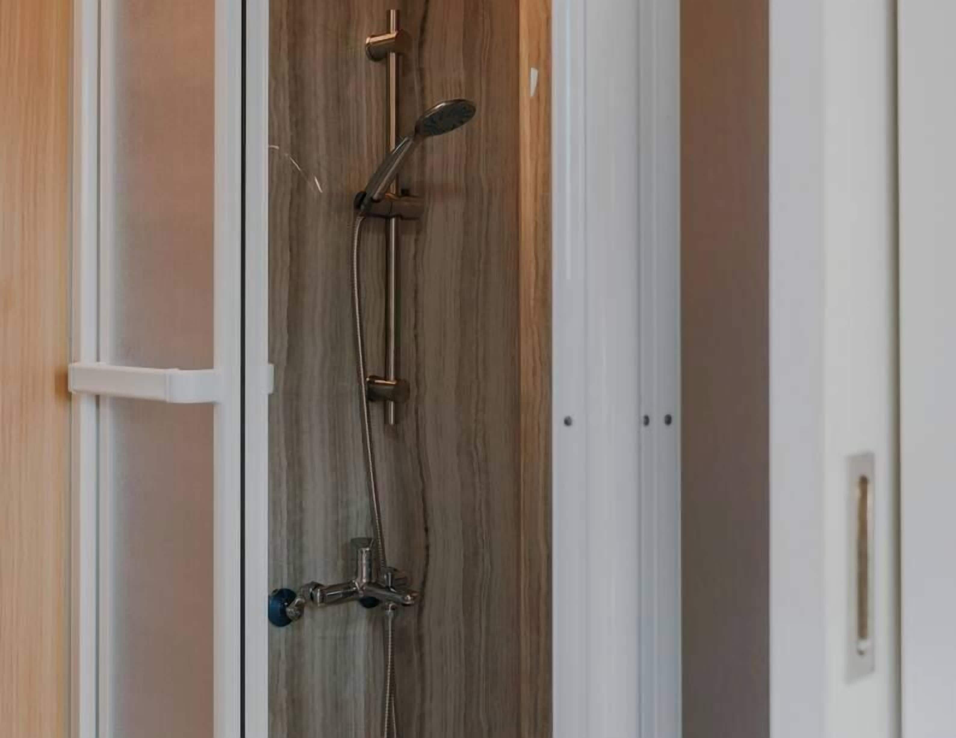 Douche, sèche-cheveux, serviettes fournies