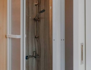 Shower, hair dryer, towels, shampoo - Fulu Dragon Boat Camping House 2 by Tiny Away (福鹿龍舟露營區2) (Fuxing Township)