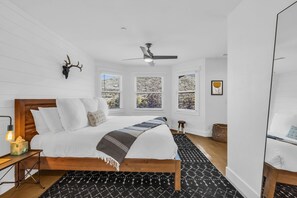 4 bedrooms, iron/ironing board, WiFi, bed sheets