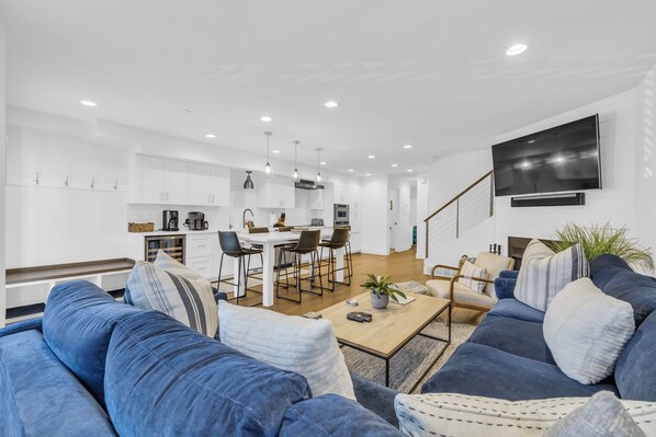 Télévision, cheminée, chaîne hi-fi