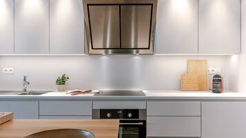 Een koelkast, een microgolfoven, een oven, een kookplaat