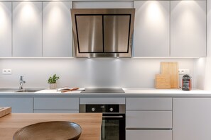 Een koelkast, een magnetron, een oven, een kookplaat