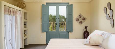 3 makuuhuonetta, tallelokero huoneessa, silitysrauta/-lauta