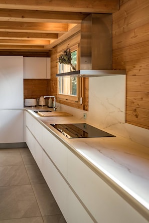 Fridge, oven, cookware/dishes/utensils