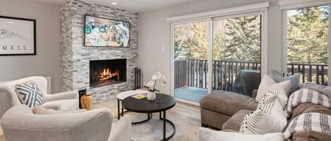 TV, lareira, aparelho de som